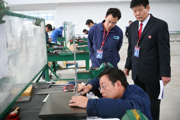 吉利首届模具工职业技能比武大赛在临海开锣，助推职业技能培训新高度